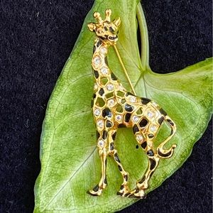 Swarovski Giraffe Brooch with Crystal Detail Signed-Adorable❣️